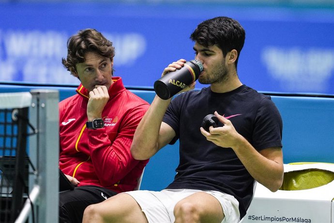 Archivo - Carlos Alcaraz (R) join former player Juan Carlos Ferrero (L) of Spain during training session before Davis Cup at Martin Carpena Pavilion stadium on November 17, 2024, in Malaga, Spain