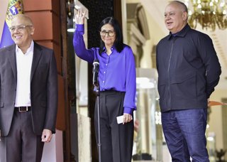 En el centro, la presidenta encargada de Venezuela, Delcy Rodríguez, acompañada por el presidente del Parlamento, Jorge Rodriguez (izquierda) y el ministro del Interior, Diosdado Cabello (derecha)