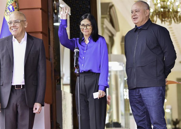 En el centro, la presidenta encargada de Venezuela, Delcy Rodríguez, acompañada por el presidente del Parlamento, Jorge Rodriguez (izquierda) y el ministro del Interior, Diosdado Cabello (derecha)