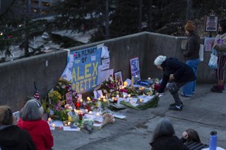 Miembros del personal del hospital donde trabajaba Alex Pretti realizan una vigilia en memoria del enfermero muerto a tiros a manos de agentes federales en Minneapolis