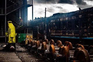 Archivo - Imagen de un tren destruido por un ataque ruso en la región ucraniana de Sumy