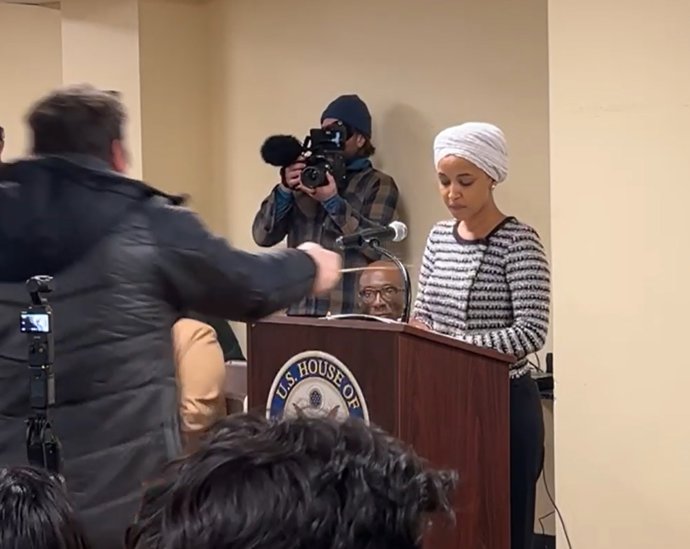 Un hombre rocía con una sustancia desconocida a la congresista demócrata Ilhan Omar durante un discurso en Minneapolis