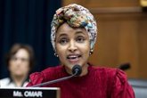 Foto: EEUU.-Un hombre rocía con una sustancia química a la congresista demócrata Ilhan Omar durante un discurso en Minneapolis