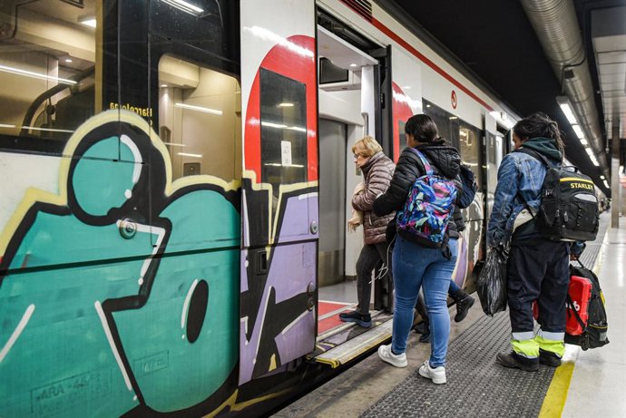 Viatgers agafen un tren de rodalies, a l'estació de Sants, a 23 de gener de 2026, a Barcelona, Catalunya (Espanya).