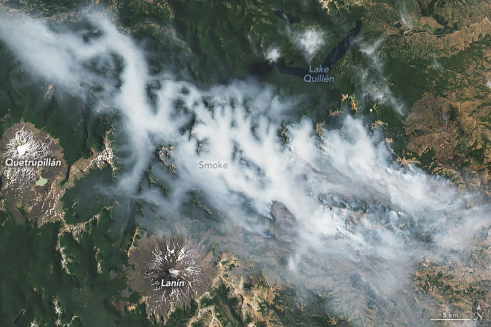Archivo - Vista satelital del humo elevado por una serie de incendios en la Patagonia