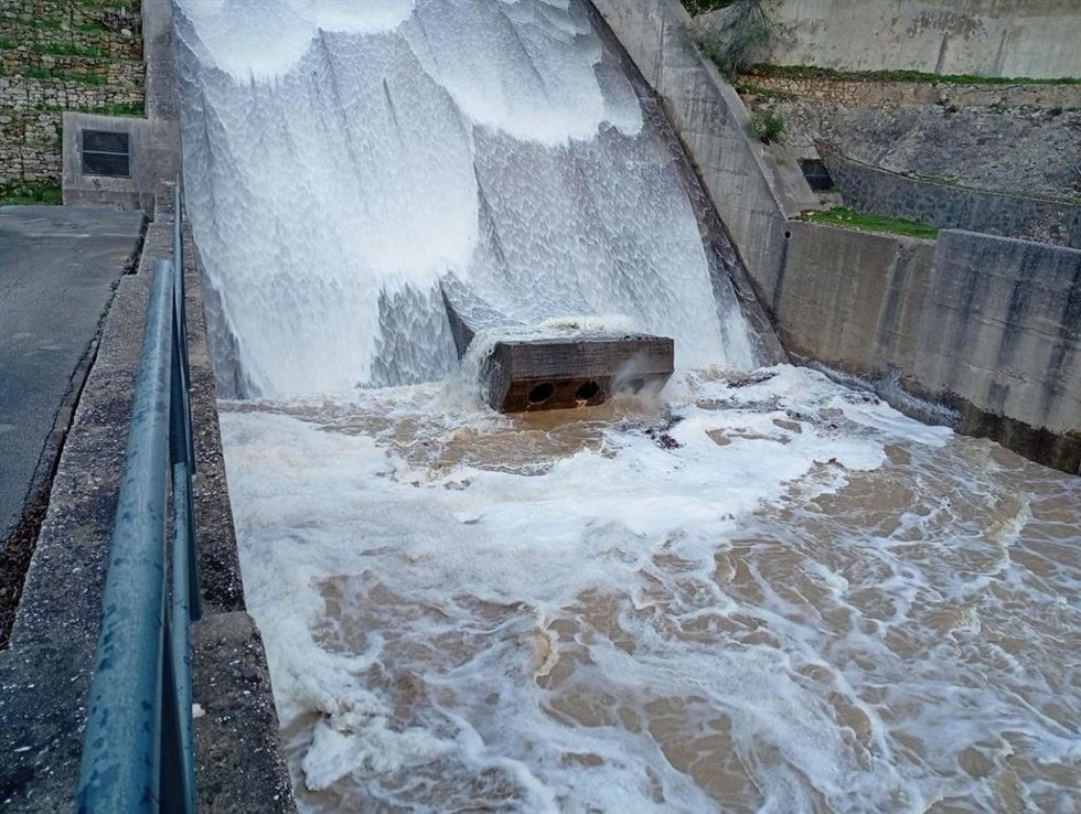 Presa de Guadarranque, en Castellar de la Frontera (Cádiz), desembalsando agua en una imagen de archivo.