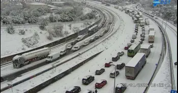 Temporal | Directo: Kristin deja vehículos atrapados, autovías cortadas, trenes cancelados y clases suspendidas