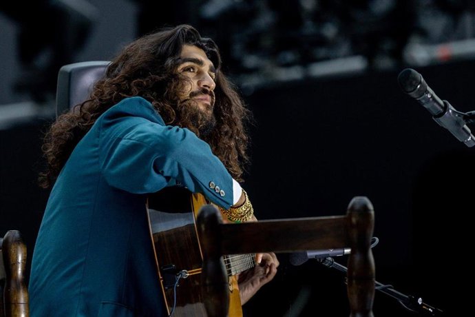 Archivo - El cantaor Israel Fernández realiza una prueba de sonido antes del concierto.