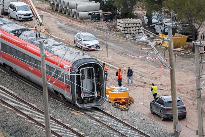 Trabalhadores realizam tarefas de remoção dos vagões no local do acidente ferroviário de Adamuz, em 24 de janeiro de 2026, em Adamuz (Córdoba, Andaluzia). Os trabalhos na zona do acidente ferroviário ocorrido no passado