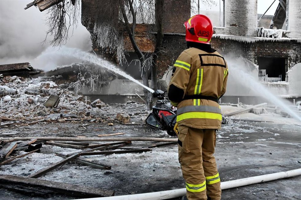 Un bombero trabaja en un edificio en la capital de Ucrania, Kiev, alcanzado por un ataque ejecutado el 12 de enero de 2026 por el Ejército de Rusia (archivo)