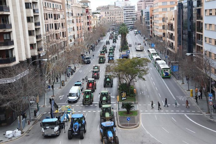 Archivo - Vista general de los tractores durante una manifestación por el centro de Palma.
