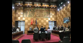 El pleno del Ayuntamiento de Zaragoza guarda un minuto de silencio por las víctimas de Adamuz y Gelida