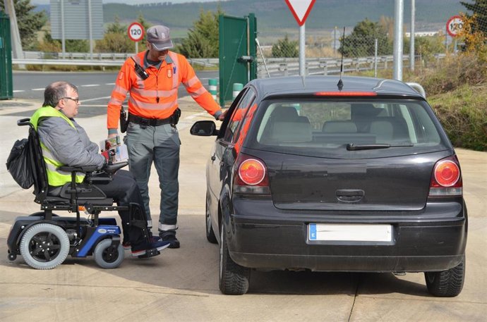 Campaña de concienciación de la Policía Foral con ADACEN.