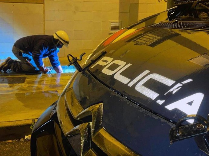 Operación 'Bazán-Lezo' de la Policía Nacional contra el tráfico de drogas y armas en el barrio de Pescadería, en Almería.