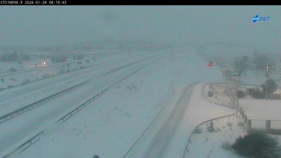 Imagen difundida por la DGT de una de las autovías afectadas por nieve este miércoles