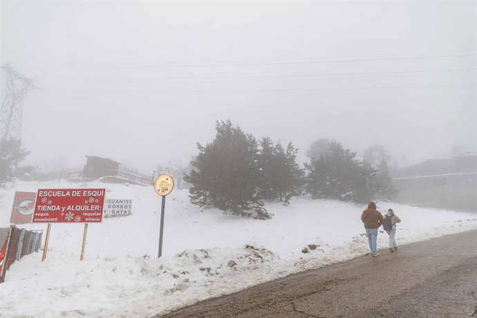 Archivo - Dos personas caminan por una pista forestal en el Puerto de Navacerrada, a 1 de diciembre de 2021, en Cercedilla, Madrid (España). 