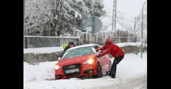 La nieve afecta a más de 75 carreteras, 15 en la red principal, y una veintena están afectadas por la lluvia
