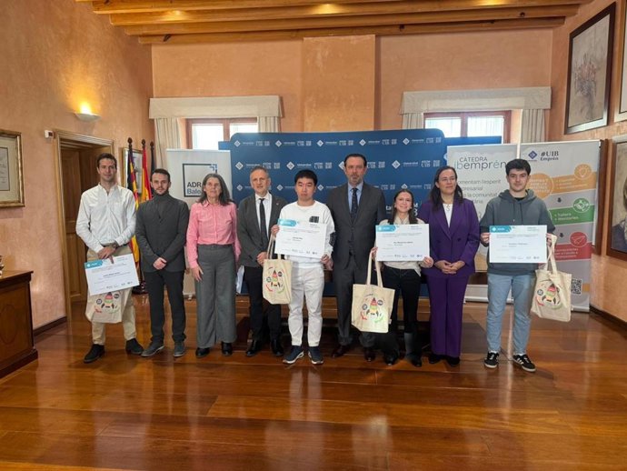 Conseller de Empresa y rector de la UIB junto a los alumnos premiados