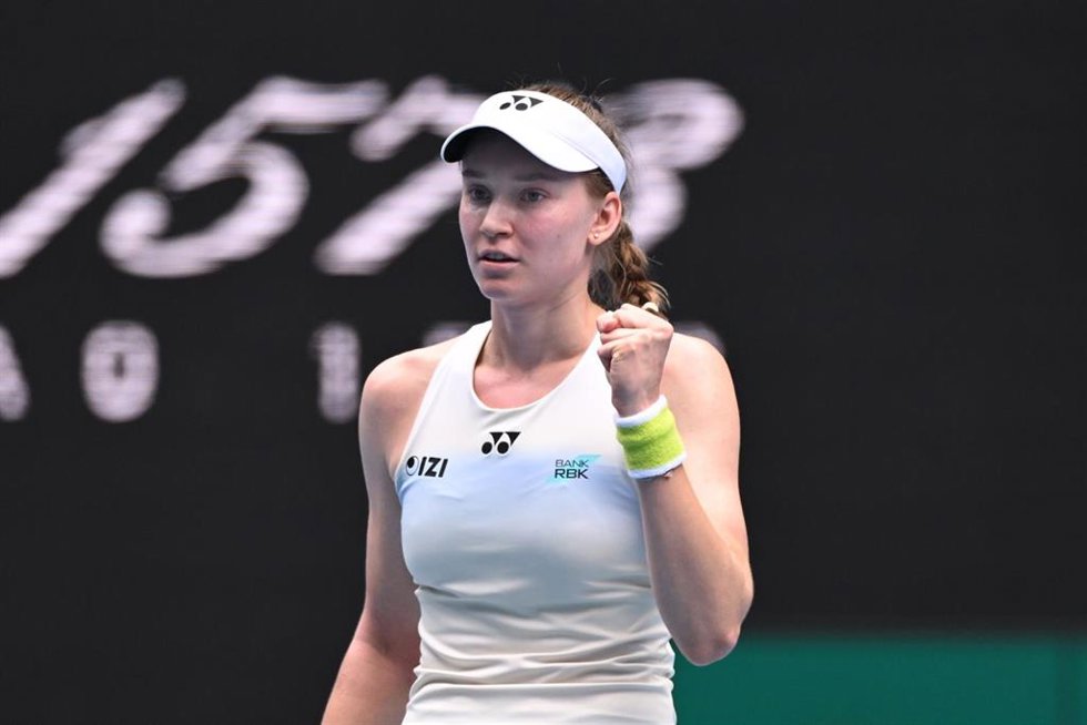 La kazaja Elena Rybakina celebra su victoria ante la polaca Iga Swiatek en los cuartos de final del Abierto de Australia 2026