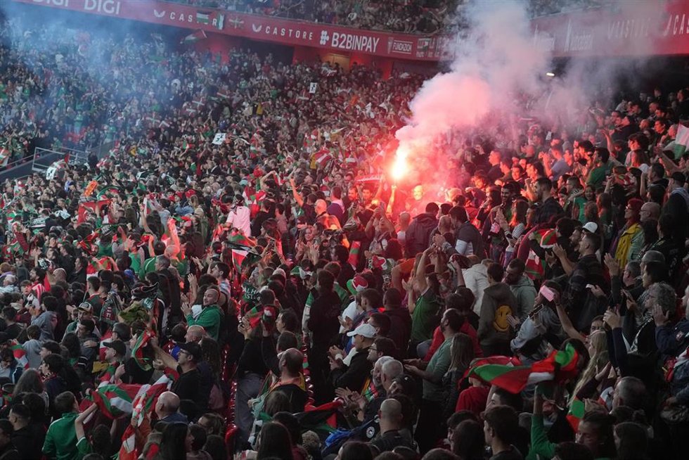Archivo - Cientos de personas durante el partido de fútbol entre las selecciones de fútbol de Euskadi y Palestina, a 15 de noviembre de 2025, en Bilbao.