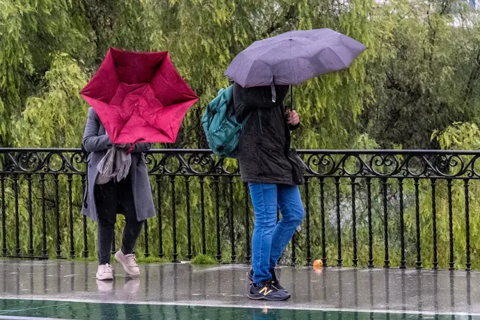 Peatones cruzan un puente