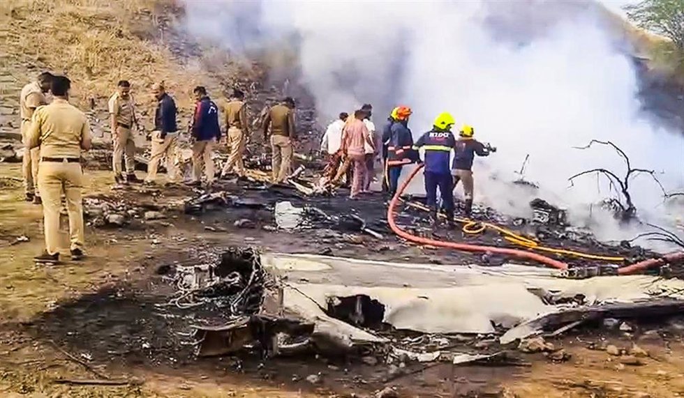 Trabajadores de los equipos de rescate tras un accidente de avión cerca del aeropuerto de Baramati, en el estado de Maharashtra, en el oeste de India