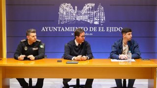 El alcalde de El Ejido (Almería), Francisco Góngora, durante una reunión de coordinación con motivo de la activación del plan municipal de emergencias.