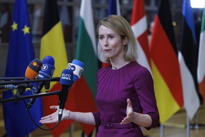 22 de janeiro de 2026, Bélgica, Bruxelas: A Alta Representante da União Europeia para os Negócios Estrangeiros e a Política de Segurança, Kaja Kallas, fala com a imprensa ao chegar para participar da cúpula especial da UE em Bruxelas. Na reunião de um dia