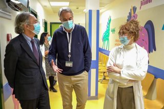 El delegado territorial de la Consejería de Sanidad en Granada, Indalecio Sánchez-Montesinos, en su visita al Hospital Virgen de las Nieves de Granada.