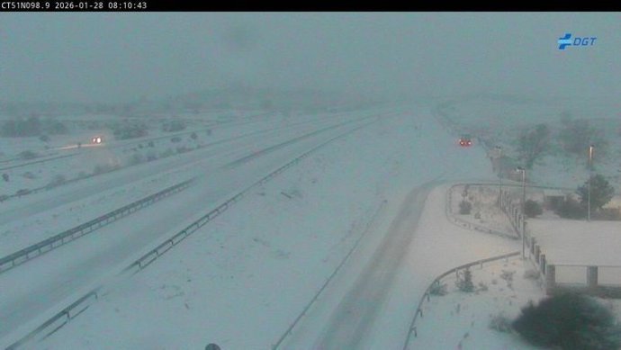 Imagen difundida por la DGT de una de las autovías afectadas por nieve este miércoles