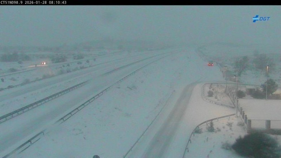 Imagen difundida por la DGT de una de las autovías afectadas por nieve este miércoles