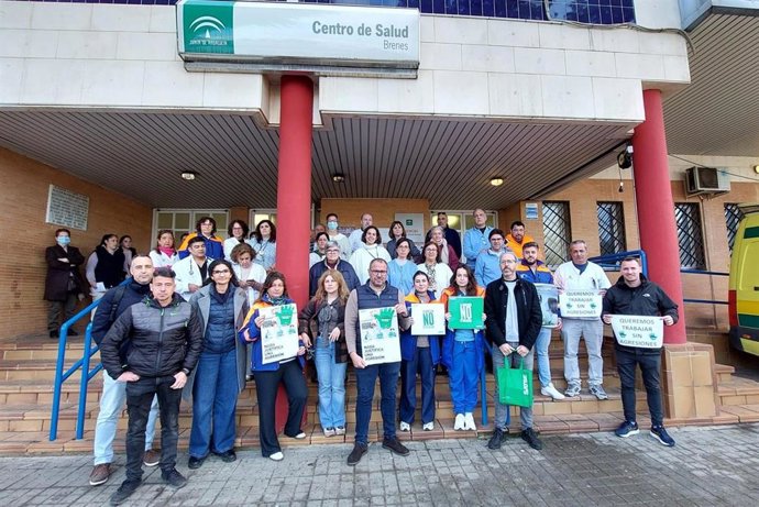 Concentración contra la agresión en el Centro de Salud de Brenes (Sevilla).