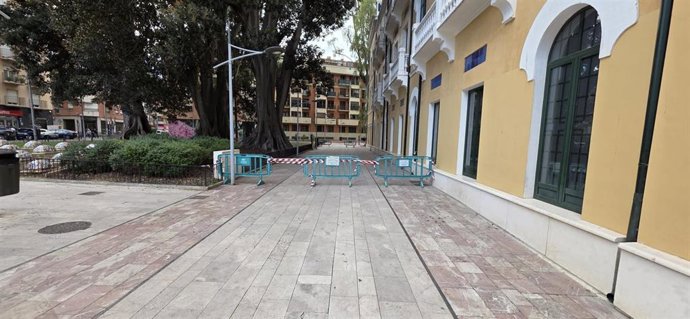 Jardín del Cuartel de Artillería cerrado por las fuertes rachas de viento