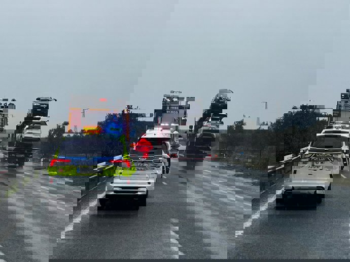 Situación en la A-92 a la altura de Arahal (Sevilla) tras la caída de un cable sobre la vía