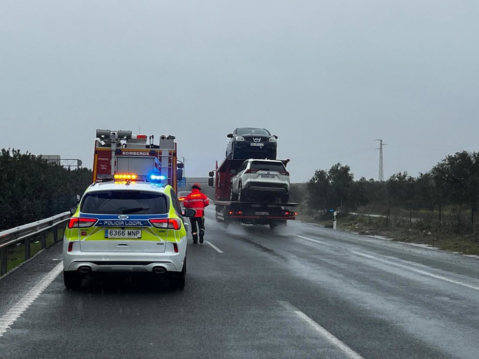 Situación en la A-92 a la altura de Arahal (Sevilla) tras la caída de un cable sobre la vía