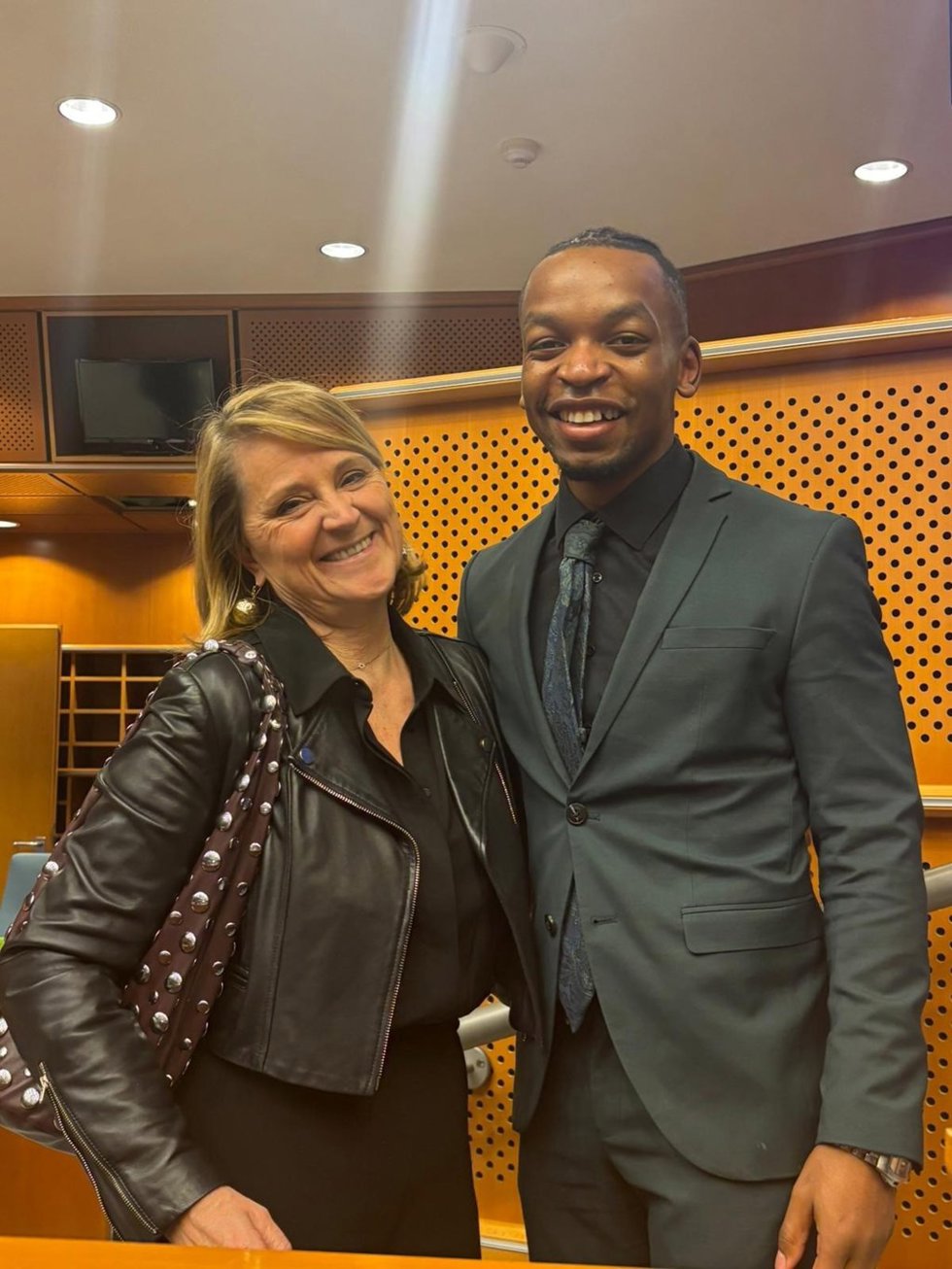 La eurodiputada del PP Rosa Estars con el hijo de Victoire Ingabire Rémy Amahirwa.