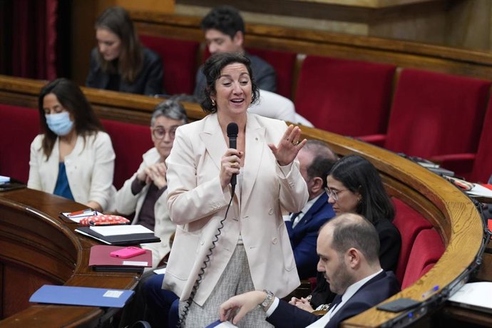 La consejera de Economía y Hacienda de Cataluña, Alicia Romero, interviene durante una sesión de control, en el Parlament de Catalunya, a 28 de enero de 2026, en Barcelona, Catalunya (España). Dalmau, en funciones de presidente, comparece hoy en el pleno 