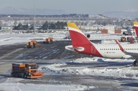 Aena activa su plan de actuaciones invernales en el aeropuerto de Madrid-Barajas por el temporal de nieve
