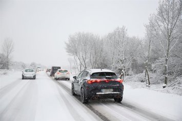 Varios vehículos circulan con la nieve por la M-607, a 28 de enero de 2026, en Madrid (España).