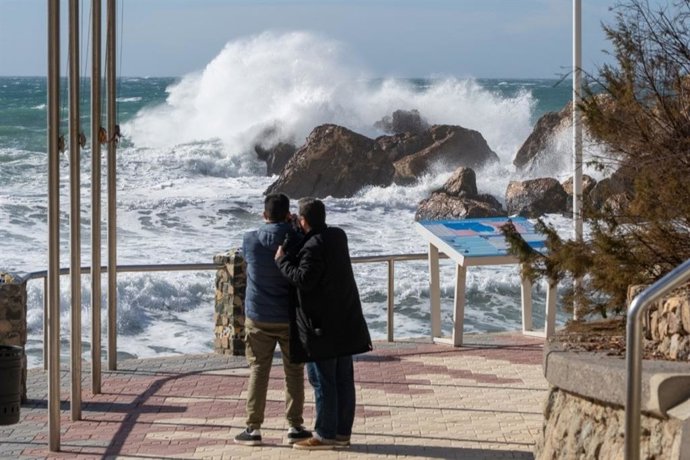 Dos personas junto al mar en una jornada con fuertes rachas de viento