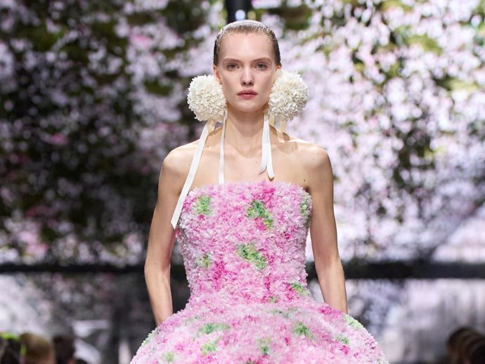 Desfile de alta costura de Jonathan Anderson en la semana de la alta costura de París