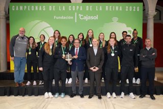 Foto de familia de Antonio Pulido con el equipo de voleibol femenino Fundación Cajasol Andalucía, en la recepción oficial tras lograr la Copa de SM La Reina.