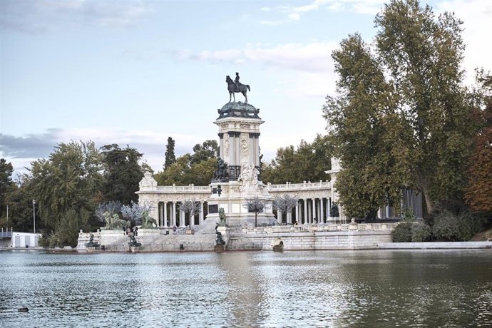 Archivo - Estanque de El Retiro, a 5 de noviembre de 2025, en Madrid (España). El Consistorio planea iniciar a comienzos de 2027 el vaciado del estanque de El Retiro como parte de una reforma integral. La actuación incluirá la modernización del sistema de