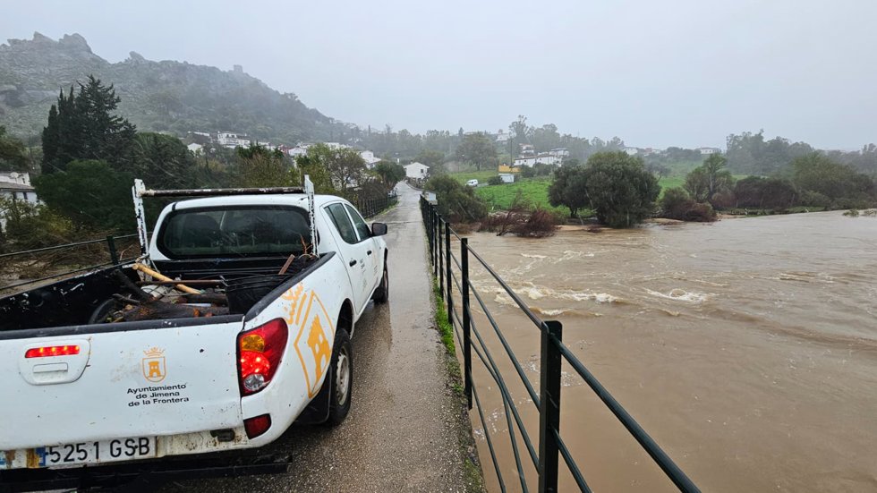 Crecida del río Hozgarganta a su paso por Jimena de la Frontera (Cádiz)