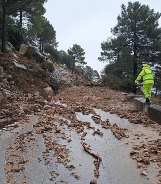 Carretera Grazalema-Zahara afectada por delizamiento de tierras.