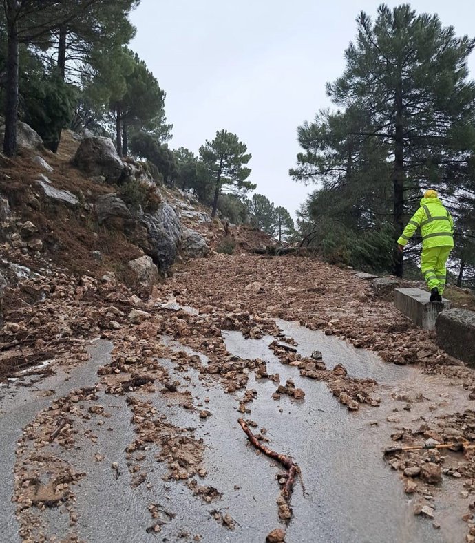 Carretera Grazalema-Zahara afectada por delizamiento de tierras.