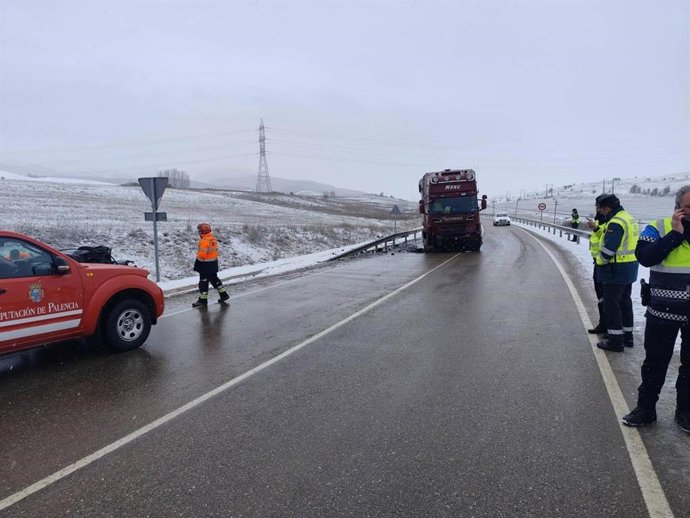 Servicios de emergencia y seguridad en el lugar del accidente.