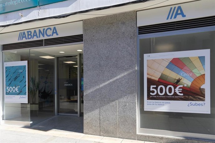 Archivo - Exterior de una oficina bancaria de Abanca, a 20 de noviembre de 2025, en Madrid (España). La entidad financiera Abanca obtuvo un beneficio atribuido de 670,4 millones de euros entre enero y septiembre de 2025, un 5% más que en el mismo periodo 