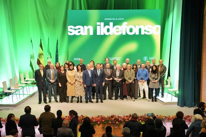 Foto de familia con los premiados por el Día de San Ildefonso, con el alcalde de Mairena del Aljarafe en el centro, en la gala oficial.