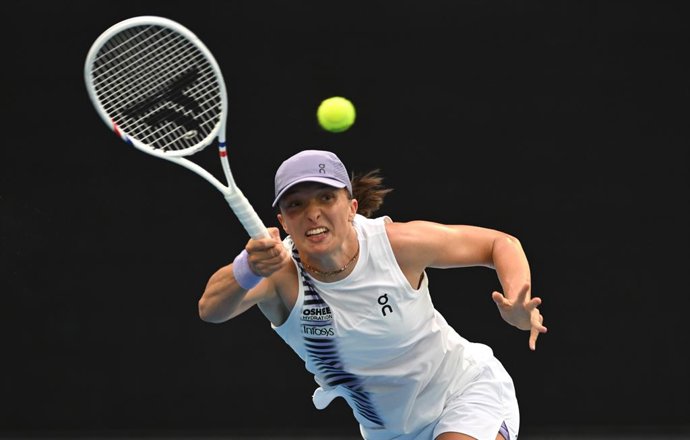 19 January 2026, Australia, Melbourne: Iga Swiatek of Poland in action during the Women's 1st round match against Yue Yuan of China on day 2 of the 2026 Australian Open tennis tournament at Melbourne Park in Melbourne. Photo: Lukas Coch/AAP/dpa